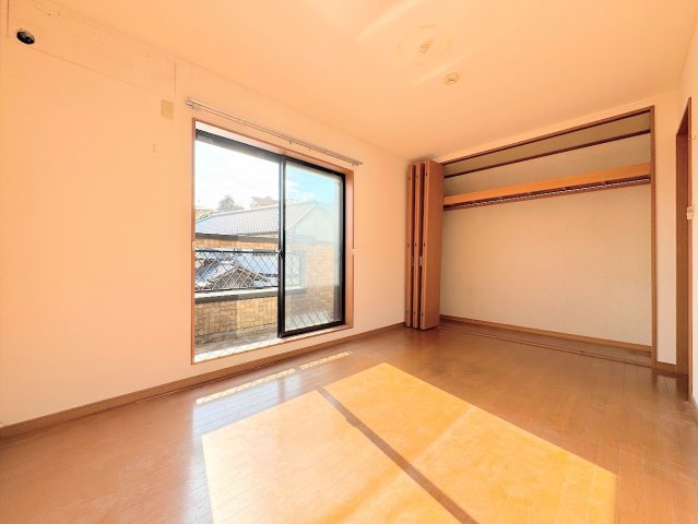 港南区笹下5丁目　中古戸建ての洋室|◆気持ちの良い風が室内へ入り込む居室。家具を配置しても広々ご利用いただける快適空間。