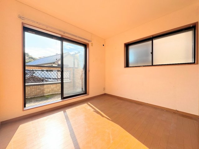 港南区笹下5丁目　中古戸建ての洋室|◆室内はいつも明るい印象なので気持ちの良い朝を迎えられます。各部屋にはクローゼットを完備しており、収納が多いお家はすっきりして快適空間です。