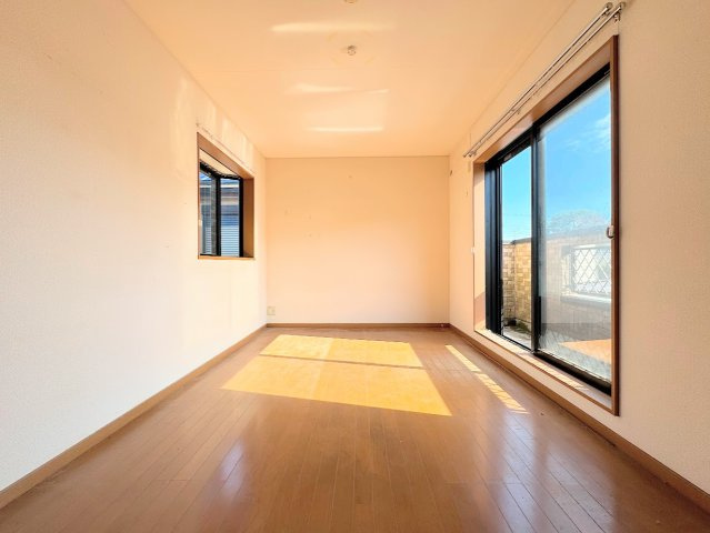 港南区笹下5丁目　中古戸建ての洋室|◆柔らかい陽光が差し込む明るいお部屋を演出する設計。彩光の取れる窓が気持ちの良いお部屋を創り上げます。