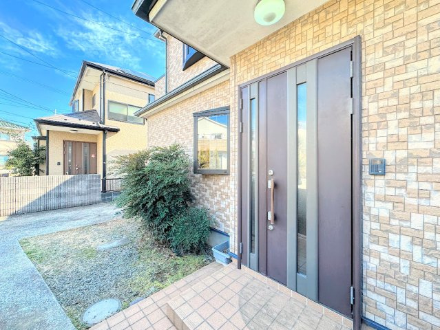 港南区笹下5丁目　中古戸建ての玄関|◆堂々たる趣ながら、主張し過ぎずどこか余裕を感じさせるシャープなフォルムで佇む邸宅は、晴天の空と照らし合わせる事で、本来あるべき完成形の姿を見せてくれます。