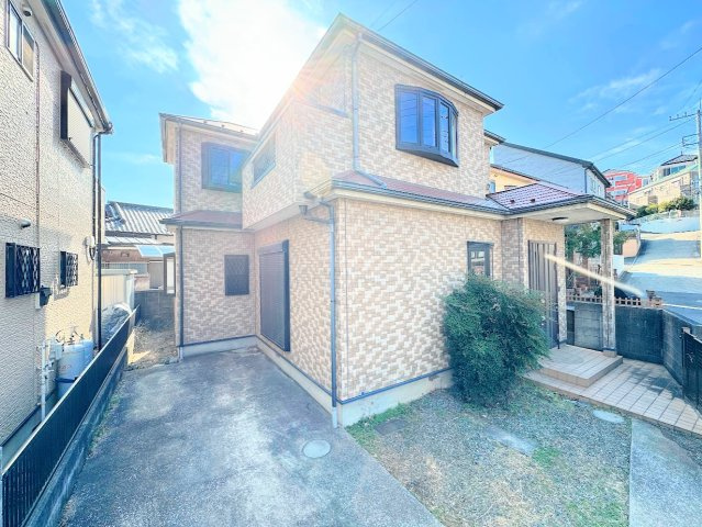 港南区笹下5丁目　中古戸建ての庭|◆お手入れのしやすいちょうどよいサイズ感のお庭付き。植栽や家庭菜園等多目的にご利用いただけるプライベート空間。