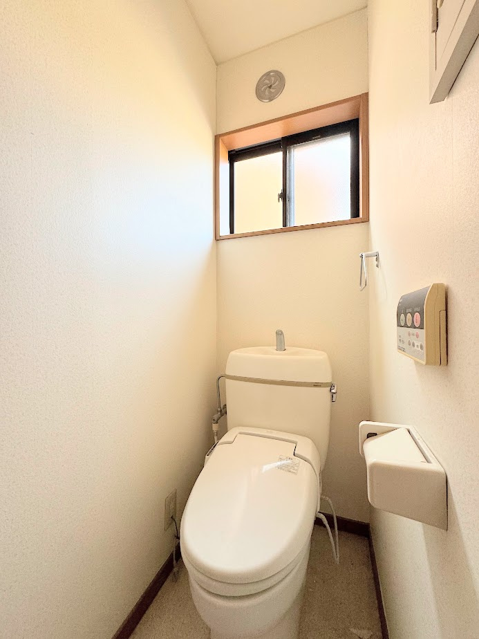 港南区笹下5丁目　中古戸建てのトイレ|◆清潔感のある白を基調とした落ち着ける空間。小窓をもうけていますので、こもりやすい空気の入れ替えも簡単に行えますね！