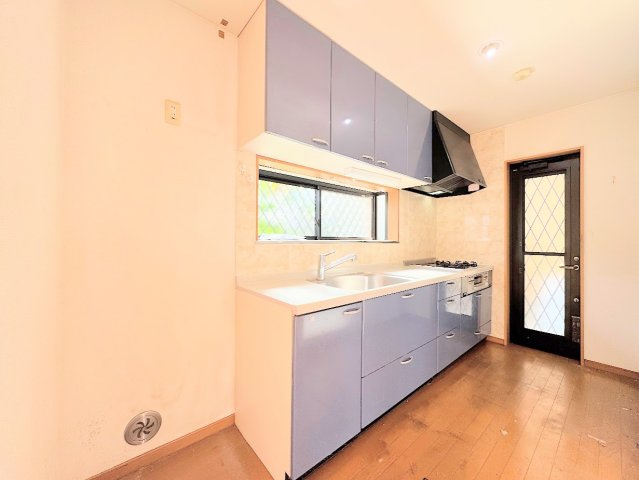 港南区笹下5丁目　中古戸建てのキッチン|◆キッチンからダイニングやリビングが見渡せるキッチン。料理をしながら家族とコミュニケーションをとれるだけでなく、大きな開放感も得られることができます。