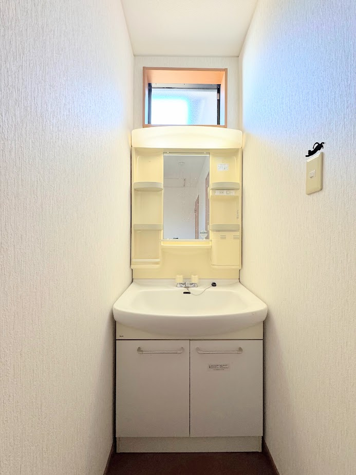 港南区笹下5丁目　中古戸建ての独立洗面台|◆毎日使う場所だから、機能的で使いやすさに配慮したパウダールーム。すっきりと使えるように収納も豊富にご用意しています。