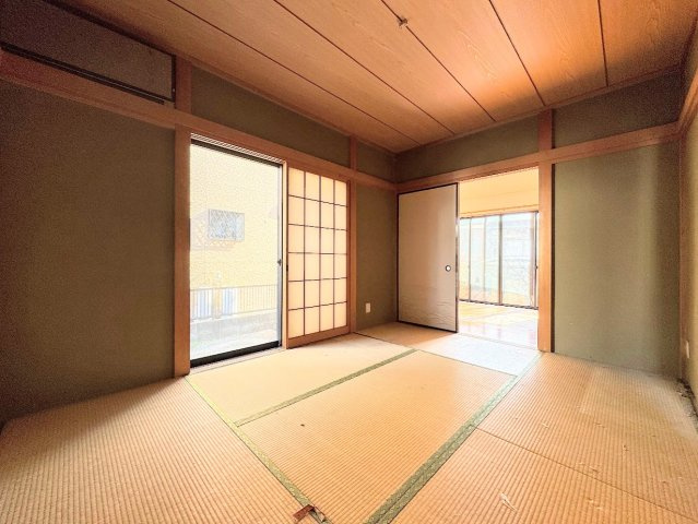 港南区笹下5丁目　中古戸建ての和室|◆室内はいつも明るい印象なので気持ちの良い朝を迎えられます。各部屋にはクローゼットを完備しており、収納が多いお家はすっきりして快適空間です。