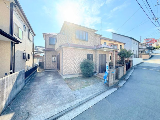 港南区笹下5丁目　中古戸建ての前面道路含む現地写真|◆一戸建てを中心とした街並みが整然と続き、周辺は高い建物が建っていないので、緑の多い閑静な趣を感じる環境です。街並みや周辺環境も重要なポイントです！！