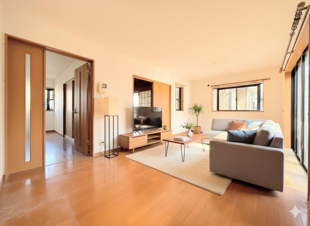 港南区笹下5丁目　中古戸建ての居間・リビング|◆リビングは一日中太陽の光が射し込みます。家族が集まる空間は、自然と笑顔が溢れます！(家具はイメージです)