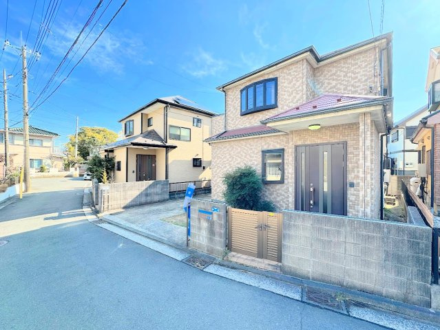 港南区笹下5丁目　中古戸建ての外観|◆爽やかな青空の下に贅沢なほどに降り注ぐ陽光、豊かな居住性と、クオリティが見事に調和した住空間は、住まうことの喜びを感じさせてくれます。ゆとりある広い敷地で開放的なお住まいです。