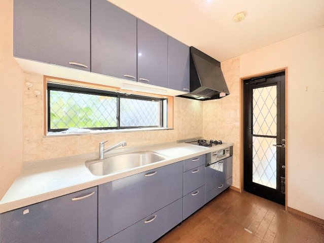 港南区笹下5丁目　中古戸建てのキッチン|◆ご家族皆さんで調理ができる位のスペースを実現したキッチン空間となっております。みんなで作った料理を召し上がりながらの会話は、どのような物になるのでしょうか。