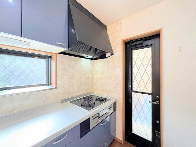 港南区笹下5丁目　中古戸建てのキッチン|◆デザイン性と機能性を兼ね備えたキッチンです。リビングスペースとの一体感が生まれ、広々空間を演出してくれます。