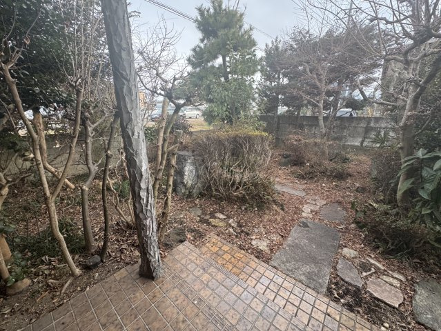 【風情あるお庭付き】綺麗で使い勝手のいいおうちで新生活♪宇都宮市陽南の中古戸建の玄関|落ち着いてて広い玄関前です