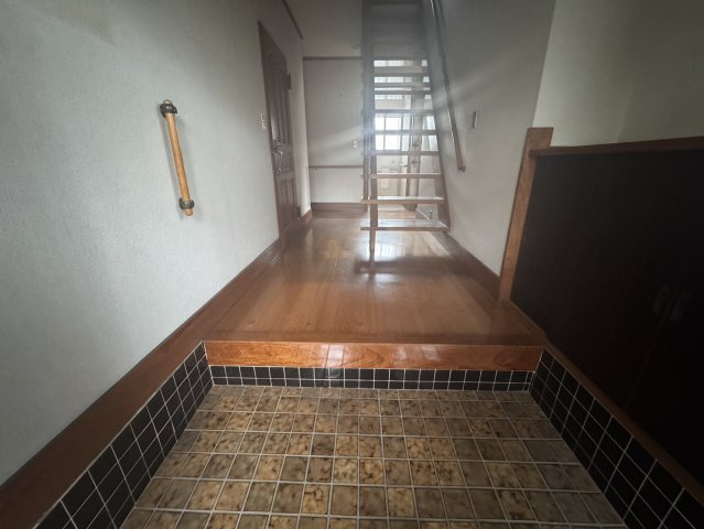 【風情あるお庭付き】綺麗で使い勝手のいいおうちで新生活♪宇都宮市陽南の中古戸建の玄関|収納もある玄関です