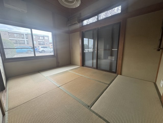 【風情あるお庭付き】綺麗で使い勝手のいいおうちで新生活♪宇都宮市陽南の中古戸建の和室|落ち着いた色調の洋室です