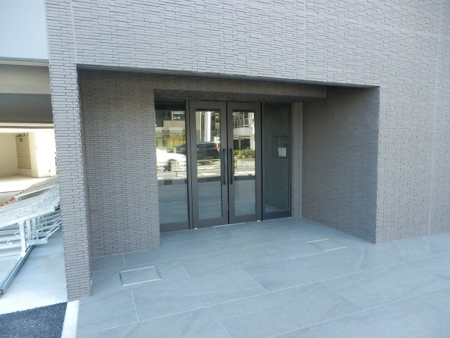 墨田区東向島６丁目の賃貸マンションのエントランス