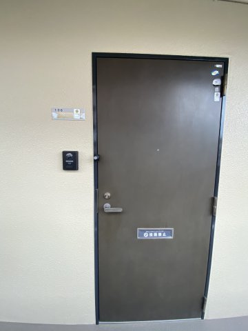 長屋マンションの玄関
