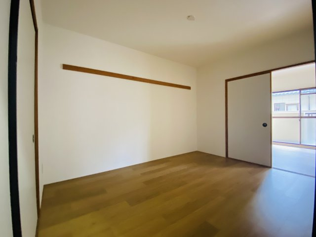 長屋マンションの洋室