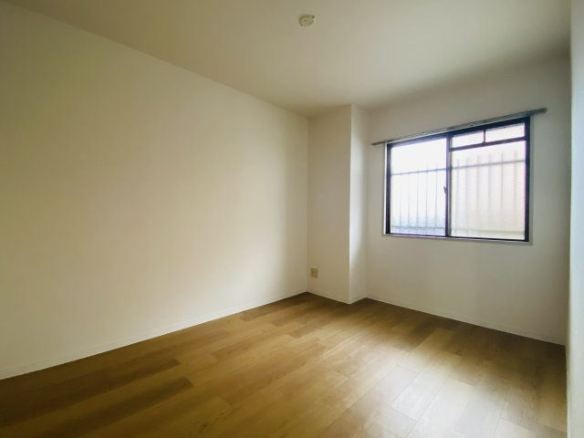 長屋マンションの洋室