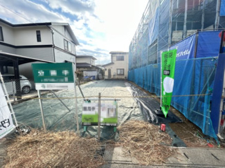 【前面道路含む現地写真】 | お散歩も快適な緑に恵まれた住宅地は、伸び伸びスローライフを叶えてくれます。自然豊富な季節の移ろいを身近に感じられる環境。小学校や幼稚園・保育園が徒歩圏内♪家庭も、安心して新生活をスタートできますね♪♪