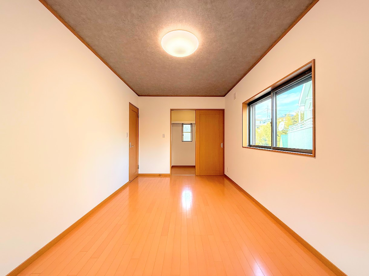 戸塚区下倉田町　中古戸建ての洋室|◆柔らかい陽光が差し込む明るいお部屋を演出する設計。彩光の取れる窓が気持ちの良いお部屋を創り上げます。
