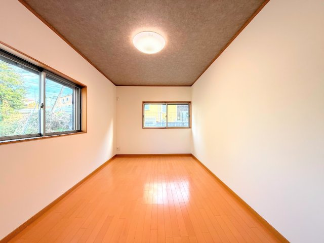 戸塚区下倉田町　中古戸建ての洋室|◆室内はいつも明るい印象なので気持ちの良い朝を迎えられます。各部屋にはクローゼットを完備しており、収納が多いお家はすっきりして快適空間です。
