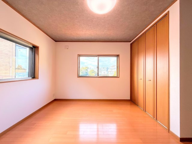 戸塚区下倉田町　中古戸建ての洋室|◆気持ちの良い風が室内へ入り込む居室。家具を配置しても広々ご利用いただけます！！
