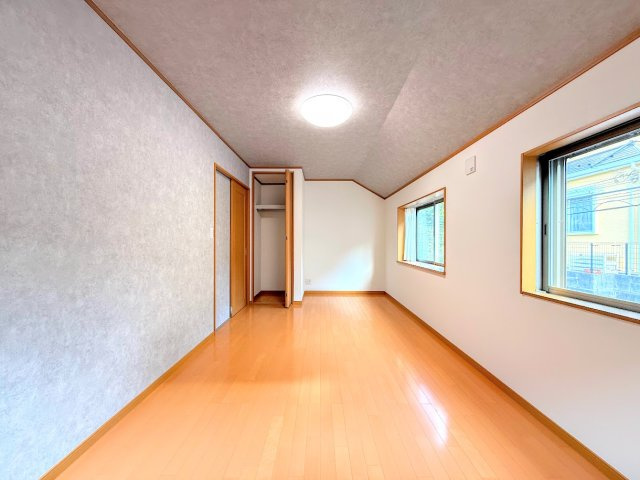 戸塚区下倉田町　中古戸建ての洋室|◆子どものスタディ空間として、あるいは書斎やホビールームとして生活スタイルに合わせて使えるプライベートルーム。居心地のいい落ち着いたインテリアが似合います。
