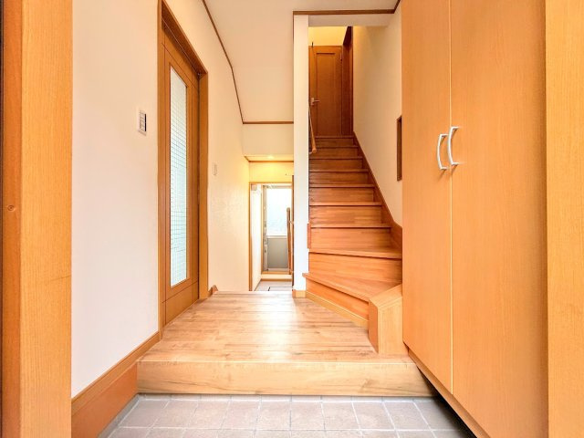 戸塚区下倉田町　中古戸建ての玄関|◆明るい玄関です！散らかりやすい玄関もスッキリする大容量のシューズボックス付き。
