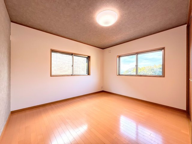 戸塚区下倉田町　中古戸建ての洋室|◆感性を育むプライベートルームはシンプルでスマートな空間。好みの空間で読書をしたり、音楽を聞いたりと一人の時間も充実したものにできます。
