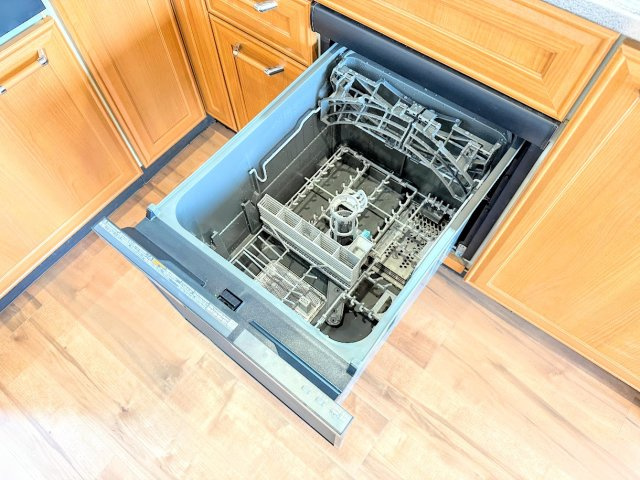 戸塚区下倉田町　中古戸建ての設備|◆食後の食器洗いは食洗機にお任せ！ご家族と団らんの時間を。家事の時短に効果大の食洗器付き。高温洗浄、節水効果もございます。
