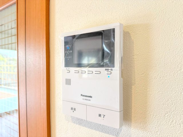 戸塚区下倉田町　中古戸建てのセキュリティ|◆玄関に行かなくても来訪者が確認でき、ハンズフリーで会話をすることが出来ます。モニターを確認する事によって防犯効果も高まります。
