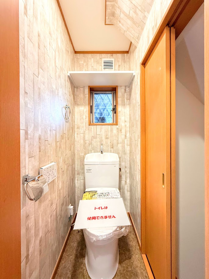 戸塚区下倉田町　中古戸建てのトイレ|◆清潔感のある白を基調とした落ち着ける空間。小窓をもうけていますので、こもりやすい空気の入れ替えも簡単に行えますね！
