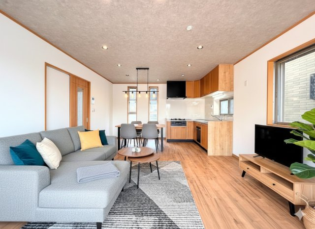 戸塚区下倉田町　中古戸建ての居間・リビング|◆家族で食卓を囲むダイニングスペースと、ソファでゆったりくつろぐリビングスペースがしっかり区切られているので家具の配置や用途を使いわけしやすいです。(家具はイメージです)
