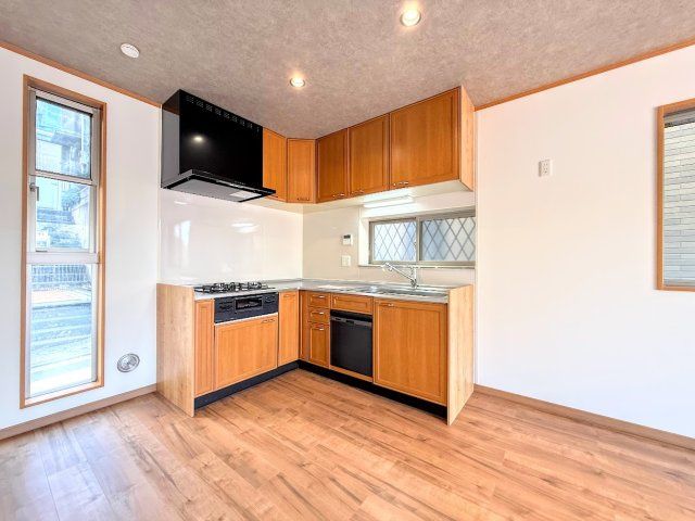 戸塚区下倉田町　中古戸建てのキッチン|◆動きに無駄がなくなるL字型を採用。リビングの様子を見ながら効率よく料理もできる賢いキッチンです。食洗機や浄水器などあると嬉しい設備も完備しています。
