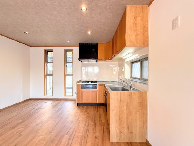 戸塚区下倉田町　中古戸建てのキッチン|◆デザイン性と機能性を兼ね備えたキッチンです。リビングスペースとの一体感が生まれ、広々空間を演出してくれます。
