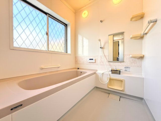 戸塚区下倉田町　中古戸建ての浴室|◆お子様と一緒にバスタイムを楽しめる広々空間。浴室乾燥機付で心地よいバスタイムを実現します。
