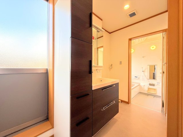 戸塚区下倉田町　中古戸建ての独立洗面台|◆毎日使う場所だから、機能的で使いやすさに配慮したパウダールーム。すっきりと使えるように収納も豊富にご用意しています。
