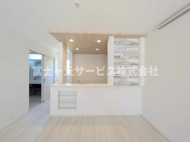 【キッチン】 | 磐田市東新町2丁目 新築一戸建て | 前から見たキッチンです