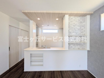 【キッチン】 | 磐田市小島 新築一戸建て | 前から見たキッチンです