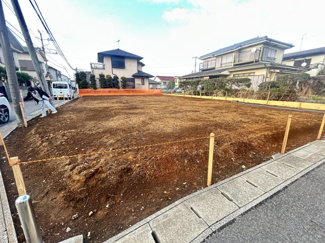 【前面道路含む現地写真】 | 千葉市花見川区南花園１丁目　JR総武線「新検見川」駅　 | 分筆前
会話が弾むリビング、料理が愉しくなるキッチン、明日への活力を養うベッドルーム。家はただ生活する場ではなく、暮らしを愉しく、快適にする場所。