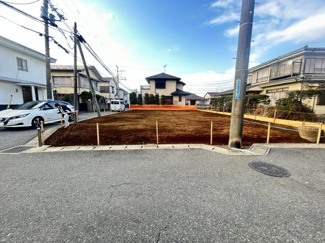 【前面道路含む現地写真】 | 千葉市花見川区南花園１丁目　JR総武線「新検見川」駅　 | 分筆前
お散歩やジョギング、週末のご家族での遊びに最適です！目の前に広がる開放感とゆとり、暮らしの夢を育む理想の住まいがここにはあります！