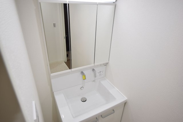 【独立洗面台】 | チサンマンション小笹 | 三面鏡裏収納付きの洗面台で、散らかりがちな洗面回りもすっきりと片付きます