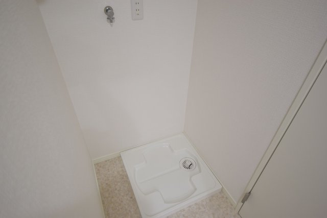 【ランドリースペース】 | チサンマンション小笹 | 洗濯機置き場の上部のスペースには、空間を活かして洗剤等を置く棚を設置するのがおすすめです