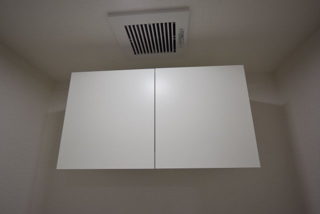 【収納】 | チサンマンション小笹 | トイレ上部に扉付きの収納が設置されているのでストック等もしっかりと隠しておけます