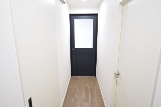 【内装】 | チサンマンション小笹 | 明るい色調の壁床にダークな色味の建具を使用することで空間にメリハリができおしゃれになっています