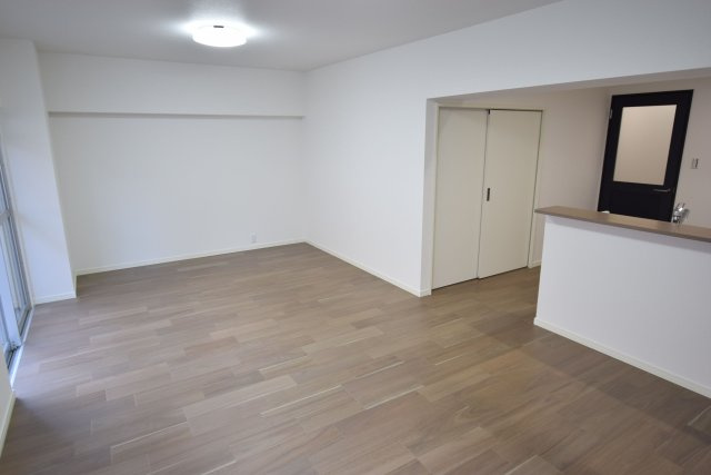 【居間・リビング】 | チサンマンション小笹 | 南向きのお庭に面しているリビングは太陽の明かりをたっぷり感じることが出来ます