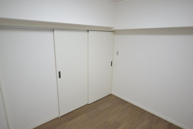 【洋室】 | チサンマンション小笹 | リビング側の洋室。LDKとは引き戸でフラットにつながっているので、必要に応じて開け放すこともできます