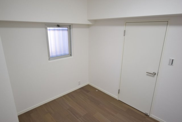 【洋室】 | チサンマンション小笹 | 玄関側の洋室。かわいい窓はすりガラスになっているのでプライバシー面でも安心です