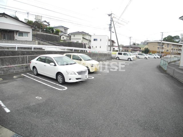 カーサ・チェレステA棟の駐車場