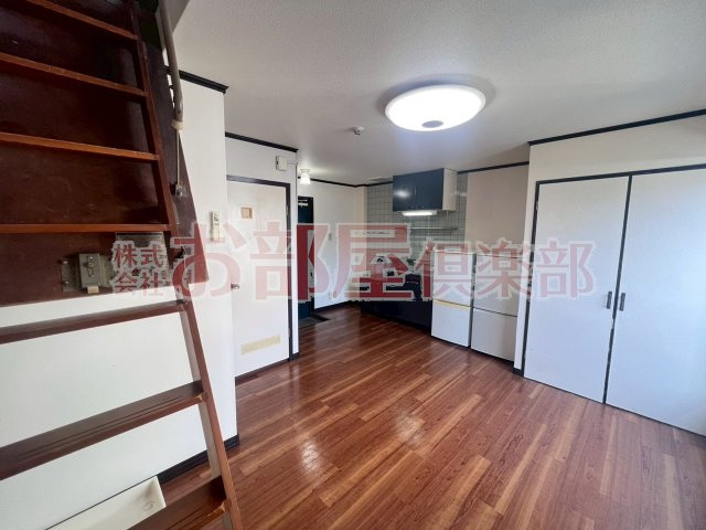 PLEAST梅満町の居間・リビング|生活の導線がかなりいいです。