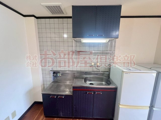 PLEAST梅満町のキッチン|一人暮らしにちょうどいい冷蔵庫もあります。